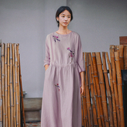 民艺风紫色刺绣亚麻长袖连衣裙，知笔墨设计感圆领长袖系带长袍子