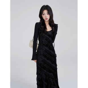 一颗小野莓黑色吊带连衣裙女春夏2024收腰显瘦气质设计感长裙