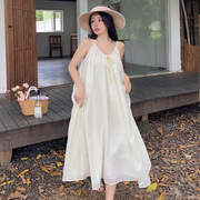 海边度假风白色露肩法式吊带连衣裙，夏季女宽松褶皱小众设计感长裙