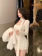 白色方领长袖针织连衣裙女冬季打底内搭收腰紧身性感褶皱包臀短裙