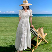重工镂空刺绣仙女长裙法式v领白色连衣裙，旅游穿搭拍照显瘦沙滩裙