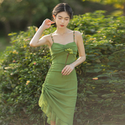 奈良复古裙子女夏季法式吊带裙，绿色连衣裙v领2024海南三亚沙滩裙