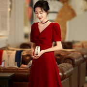 敬酒服新娘平时可穿短款酒红色，订婚红裙v领显瘦气质连衣裙回门服