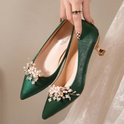 绸缎面尖头绿色高跟鞋女新娘鞋细跟中跟复古珍珠扣婚鞋上车出门鞋