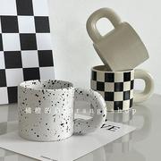 设计小众棋盘格陶瓷，水杯办公室可爱胖把手马克杯，牛奶麦片杯咖啡杯