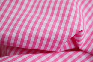 日本进口薄款浪漫桃红白维希格纹细腻纯棉府绸面料设计师衬衫布料