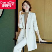 高级感白色小西装外套，女春秋流行韩版气质中长款休闲西服大衣