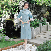 2022年秋季中国风绿色，复古文艺改良版纯色印花宽松旗袍连衣裙