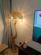 网红个性水晶台灯客厅卧室，酒店创意高级感轻奢欧式金色孔雀落地灯