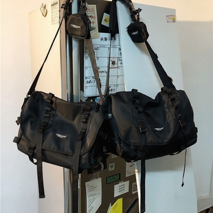 刘耀文同款斜挎包男士工装包大容量，背包学生休闲单肩包机能潮牌包
