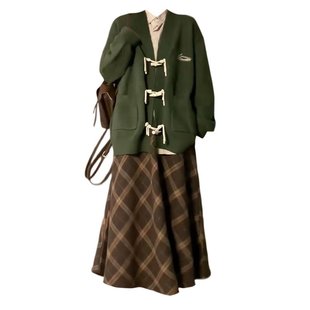 大码胖妹妹慵懒风复古绿色牛角扣针织衫，毛衣女(毛，衣女)秋季格纹半身裙套装