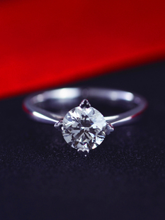 乐维斯爱的幸运铂金，求婚钻戒订婚结婚钻石戒指女戒婚戒送礼表白
