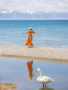 理想三旬女装旅拍橙色，收腰沙滩裙露背开叉，大裙摆连衣裙长款