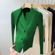 欧货设计感V领羊绒打底毛衣女秋冬修身显瘦绿色小衫短款针织上衣