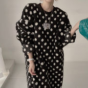 韩国chic冬季复古慵懒风圆领，撞色波点设计宽松长袖，羊羔毛连衣裙女