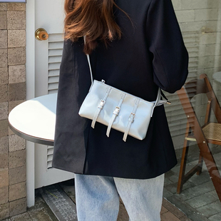 韩版ins小众设计女包皮带装饰银色单肩腋下包辣妹休闲斜跨包