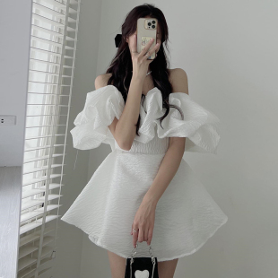 韩国chic春季法式甜美一字领露肩，肌理纹感拼接荷叶边a字型连衣裙