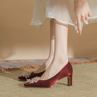 红色粗跟婚鞋秀和马面裙龙凤裙褂新娘鞋绸缎单鞋方头浅口高跟鞋