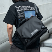 斜挎包男工装骑行邮差包运动潮牌单肩包15.3英寸笔记本14寸电脑包