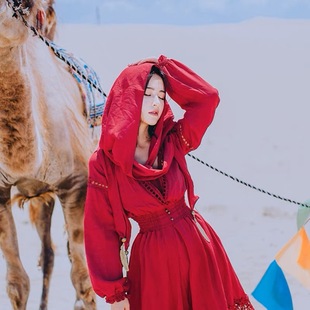 云南旅游民族风红色连衣裙，青海湖拍照连帽蕾丝，镂空开叉大摆长裙子