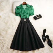 绿色波点连衣裙2024女夏季法式高级感V领泡泡袖收腰小众裙子