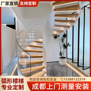 弧形玻璃室内旋转楼梯，定制扶手护栏现代简约整体，别墅家用复式阁楼