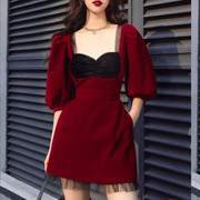 高端轻奢名媛小众设计气质女酒红色方领泡泡，袖高腰修身连衣裙短裙