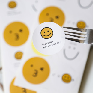韩国可爱微笑黄色笑脸贴纸蛋糕饼干包装盒不干胶字母装饰贴封口贴