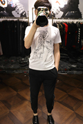 米兰站夏季欧简约风抽象印图白色纯棉圆领修身短袖T恤男青年