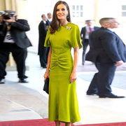 王妃同款2023夏名媛气质蝙蝠袖抽褶连衣裙法式绿色桔梗鱼尾裙