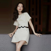 c9初秋新优雅(新优雅)腰部波浪腰带设计羊毛，白色连衣裙法国高定d2308093