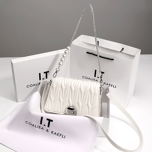 香港白色包包女2023秋季仙女包时尚珍珠链条包斜挎褶皱包