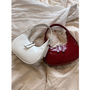 白色女生手拎小众独特小包包2023漆皮设计感手提月牙包腋下包