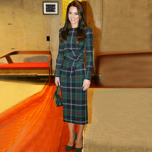 凯特王妃明星同款2023年春季英伦风，高端中长款绿色格子连衣裙