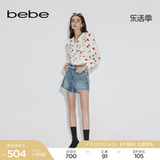 bebe春夏系列女，宽松腰链通勤时尚牛仔短裤111507