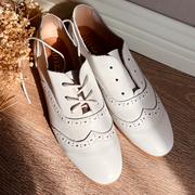布洛克雕花系带小白鞋林印象自制2024镂空白色牛皮圆头平底单鞋女