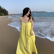 连衣裙2024夏季黄色沙滩吊带裙子，气质时尚宽松薄款v领长裙潮