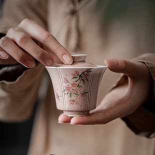 春天釉下彩手绘桃花花瓣，盖碗景德镇瓷，功夫茶具家用粉色泡茶碗