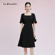 La Koradior拉珂蒂2024年春季方领气质修身黑色短袖连衣裙女