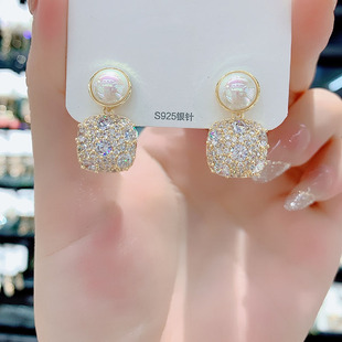 s925银针高级感白色珍珠耳环，2024潮满钻方形耳钉方块耳坠耳饰
