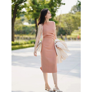 夏季橘粉色修身长裙气质时尚，压褶收腰中长款无袖包臀连衣裙女
