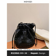 小优家包包HOYOZI韩国抽绳褶皱水桶包包女2024斜挎包小包