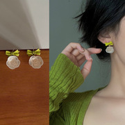 饰亿客春款小清新绿色蝴蝶结，银针耳钉女山茶花，耳环设计感花朵耳饰
