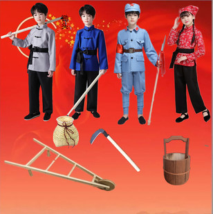 儿童课本剧农民儿童演出服装雨来，道具王二小(王，二小)表演锄头红领巾的故事