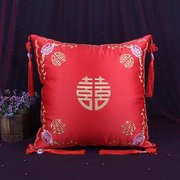 结婚用品婚庆抱枕一对床上装饰压床刺绣红色喜字靠枕婚房创意