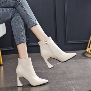 米白色靴子女2021高跟鞋女粗跟短靴欧美尖头，冬加绒时尚马丁靴