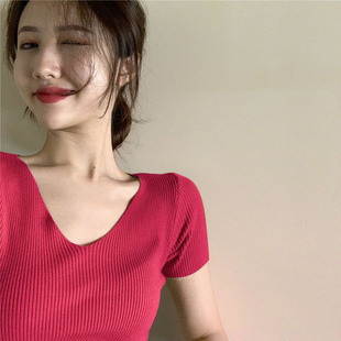 冰丝短袖女夏季短款t恤2024修身v领上衣洋气设计感红色针织衫