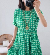 夏天蕞美的色~明媚的绿千鸟，格宽松减龄真丝短袖圆领连衣裙