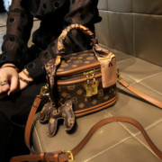 香港品牌包包女2023真皮高级单肩盒子小包，复古手提斜跨水桶包