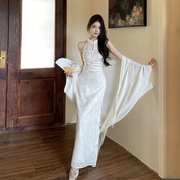 新中式高级性感旗袍连衣裙，显身材挂脖白色提花修身包臀开叉长裙女